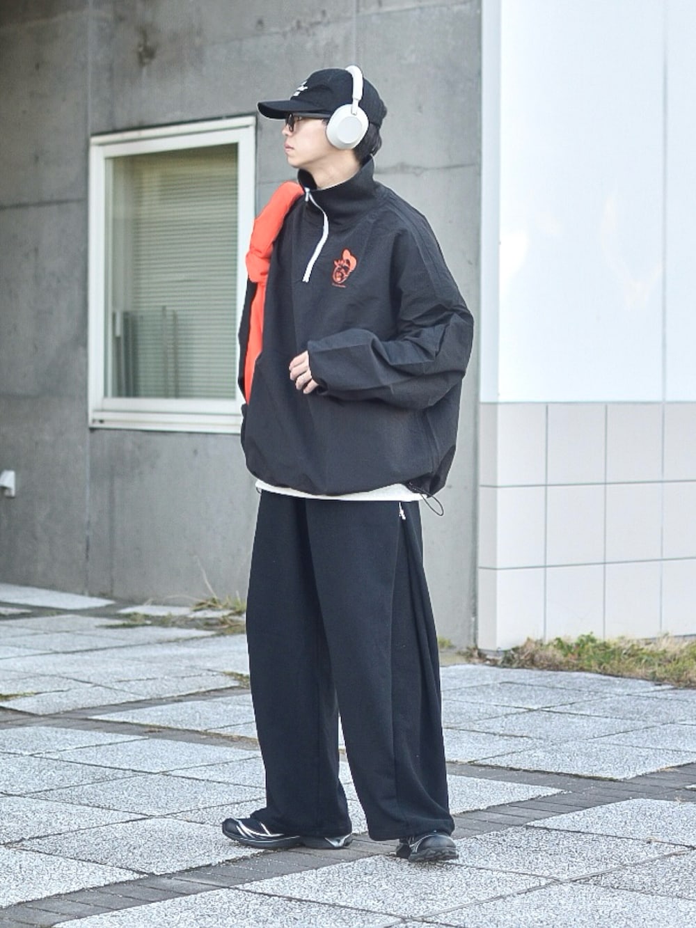 ブラック系のその他トップス、グレー系のスウェット、ブラック系のスウェットパンツを着用したメンズの冬コーディネートの3枚目の写真