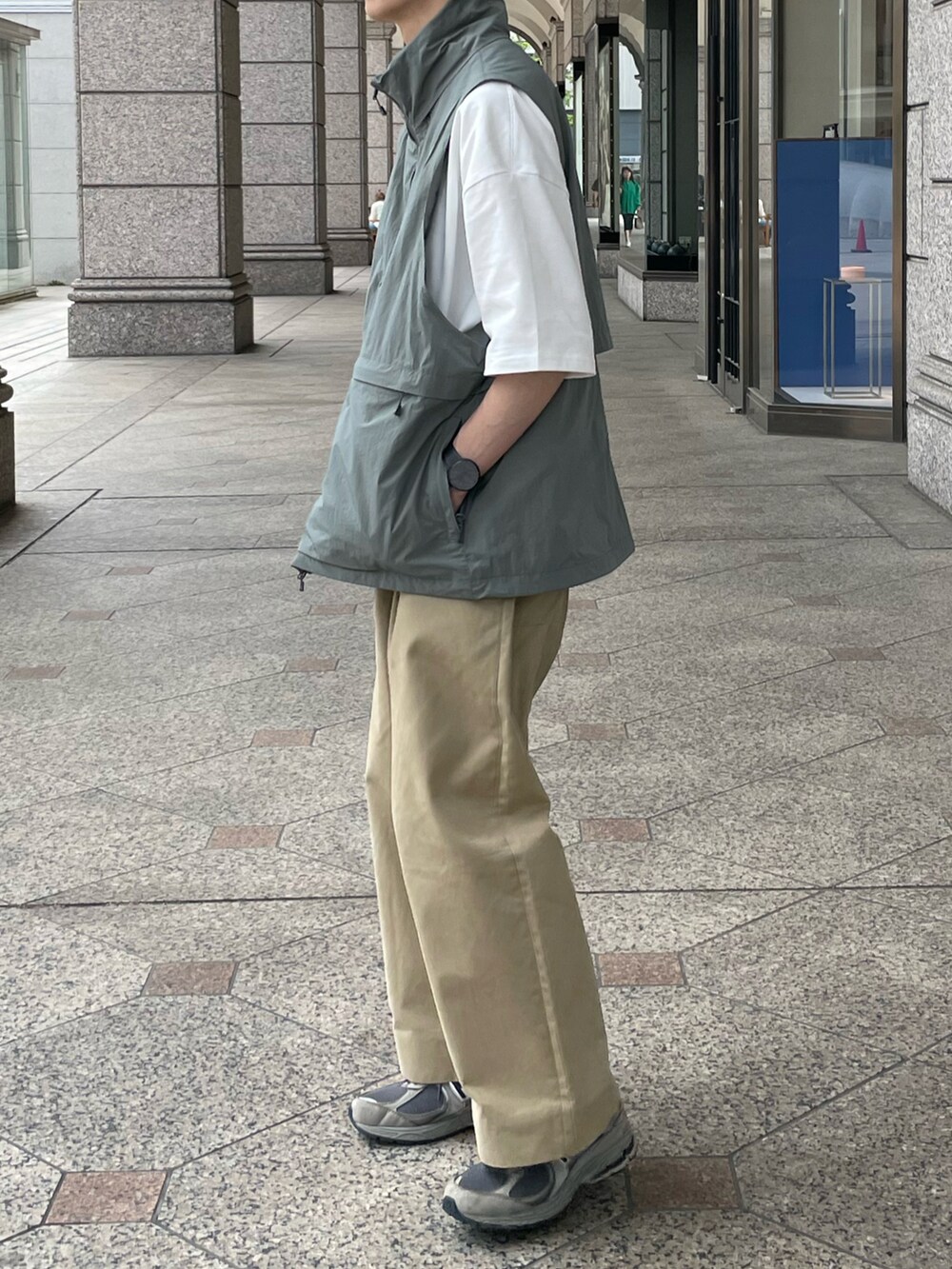 グレー系のその他アウター、ベージュ系のその他パンツ、グレー系のスニーカーを着用したメンズの夏コーディネートの3枚目の写真