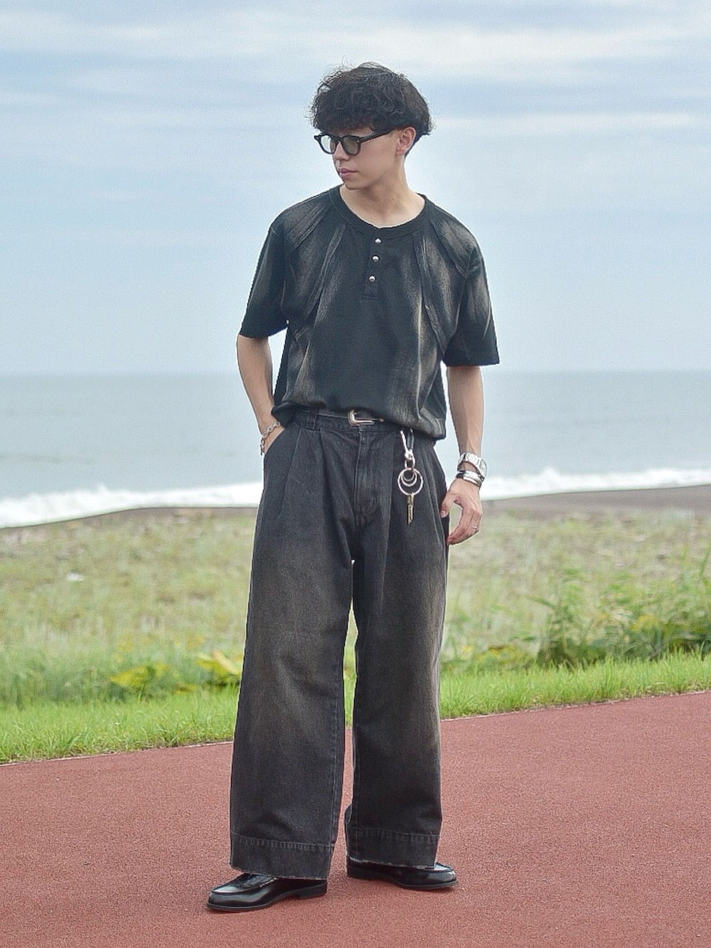 その他のTシャツ/カットソー、ブラック系のデニムパンツ、ブラック系のローファーを着用したメンズの夏コーディネートの3枚目の写真