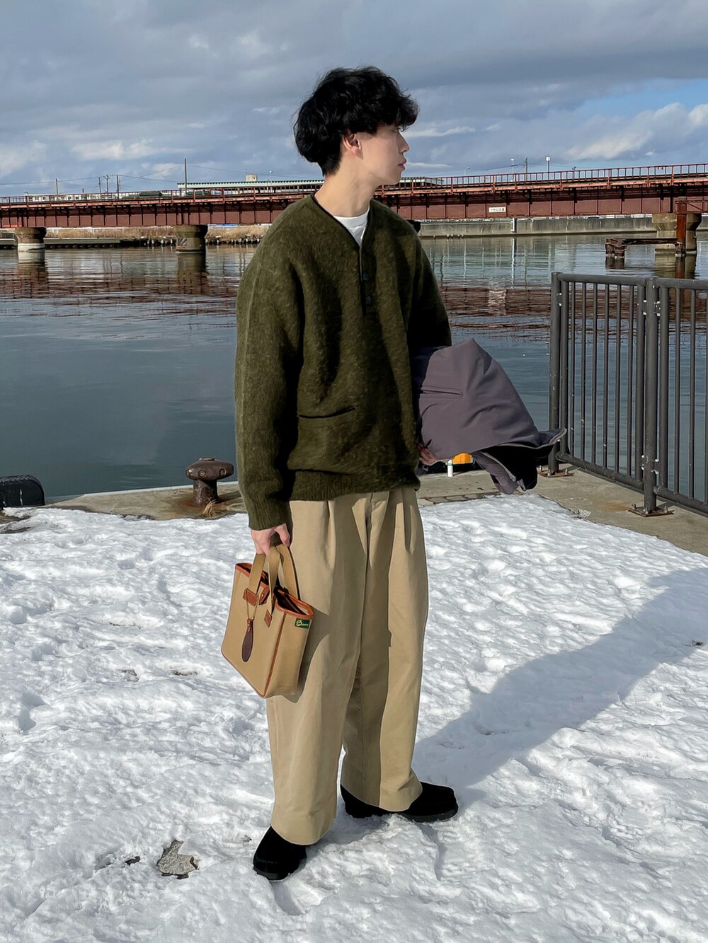 グリーン系のニット/セーター、グレー系のジャケット/アウター、ベージュ系のその他パンツを着用したメンズの冬コーディネートの2枚目の写真