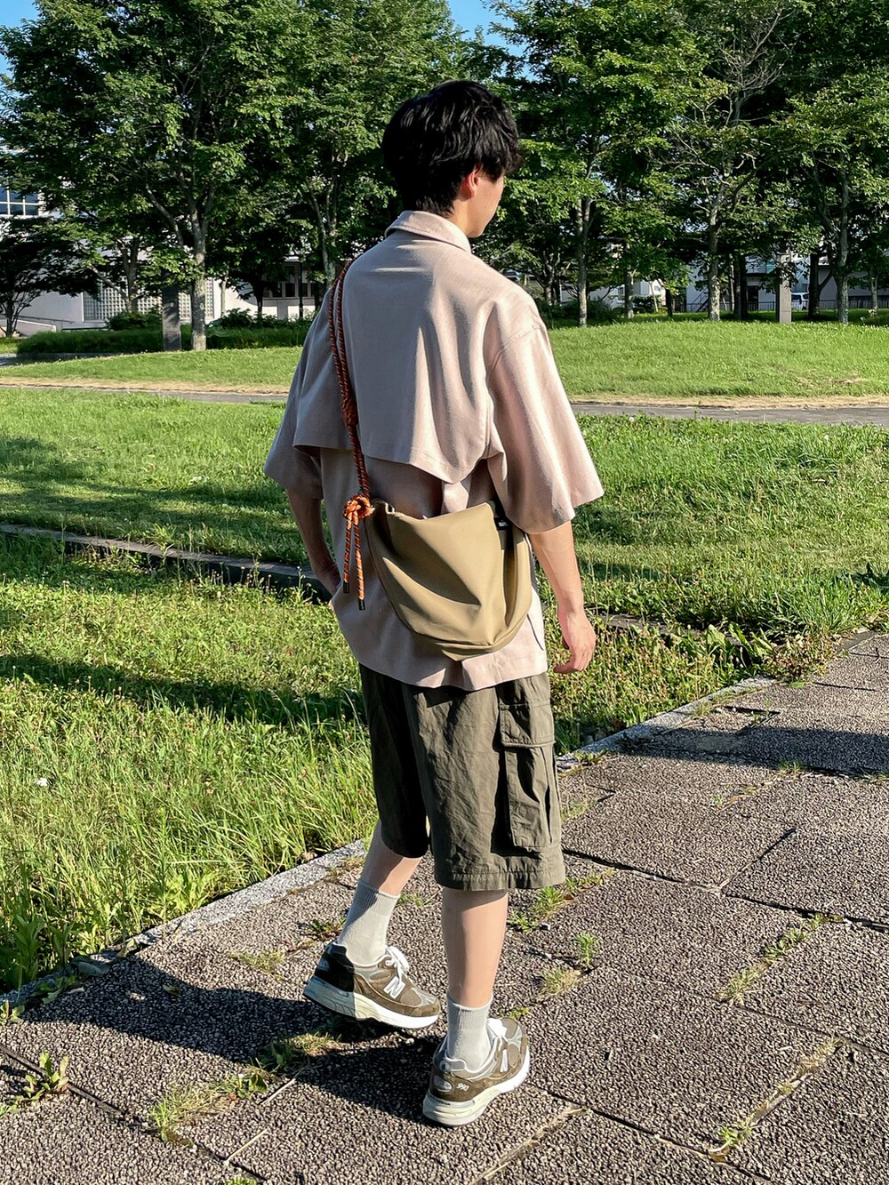 ベージュ系のシャツ/ブラウス、グリーン系のカーゴパンツ、グリーン系のシューズを着用したメンズの夏コーディネートの5枚目の写真