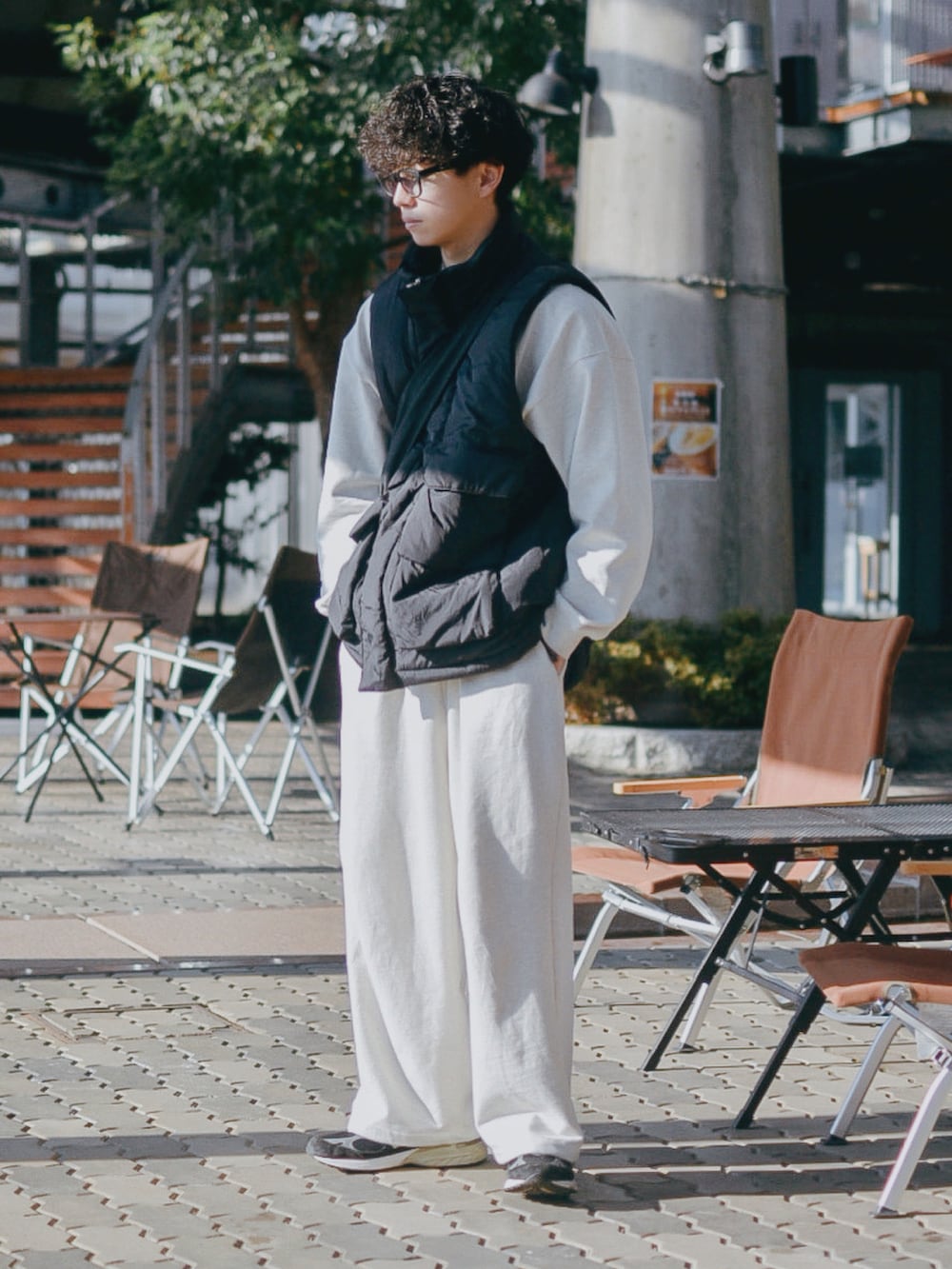 ブラック系のダウンベスト、グレー系のスウェット、ホワイト系のスウェットパンツを着用したメンズの冬コーディネートの2枚目の写真