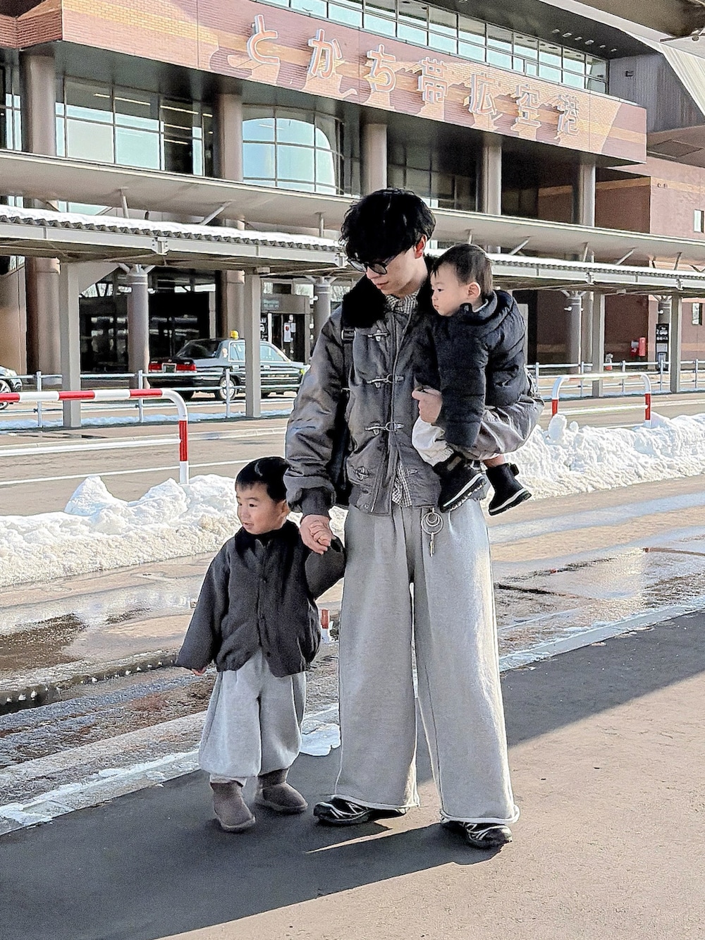 ブラック系のミリタリージャケット、ブラック系のダウンジャケット/コート、グレー系のブルゾンを着用したメンズの冬コーディネートの2枚目の写真