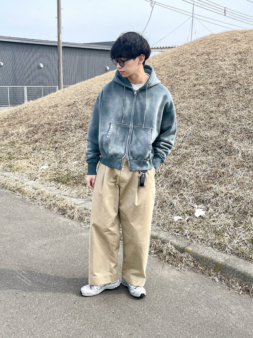 グレー系のパーカー、ベージュ系のその他パンツ、グレー系のスニーカーを着用したメンズの春コーディネートの4枚目の写真
