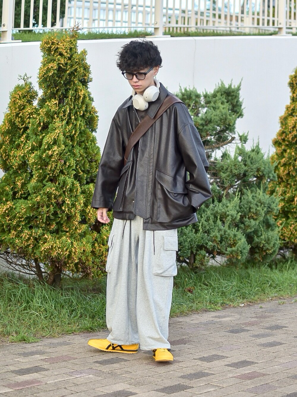 ブラウン系のブルゾン、ブラック系のTシャツ/カットソー、グレー系のスウェットパンツを着用したメンズの秋コーディネートの5枚目の写真