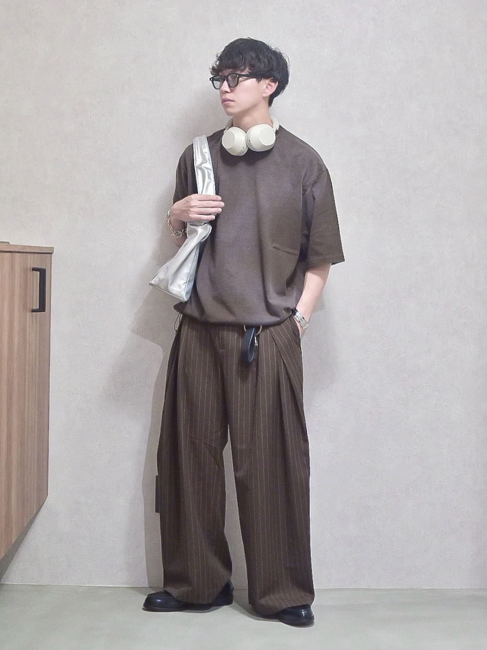 「夏コーデ、Tシャツ、ブラウン、スラックス、ストライプ、ストライプパンツ、ローファー、シンプルコーデ、デートコーデ、サングラス、大人カジュアル、きれいめカジュアル、お出かけコーデ、休日スタイル、シティーボーイ」｜「WETTEMPTのGARMENT DYED SPRAY DRAWCORD TEE /ガーメントダイスプレードローコードT（Tシャツ/カットソー、ブラウン系）」を使った、たいがさん（メンズ・172cm）の春コーディネートの3枚目の写真