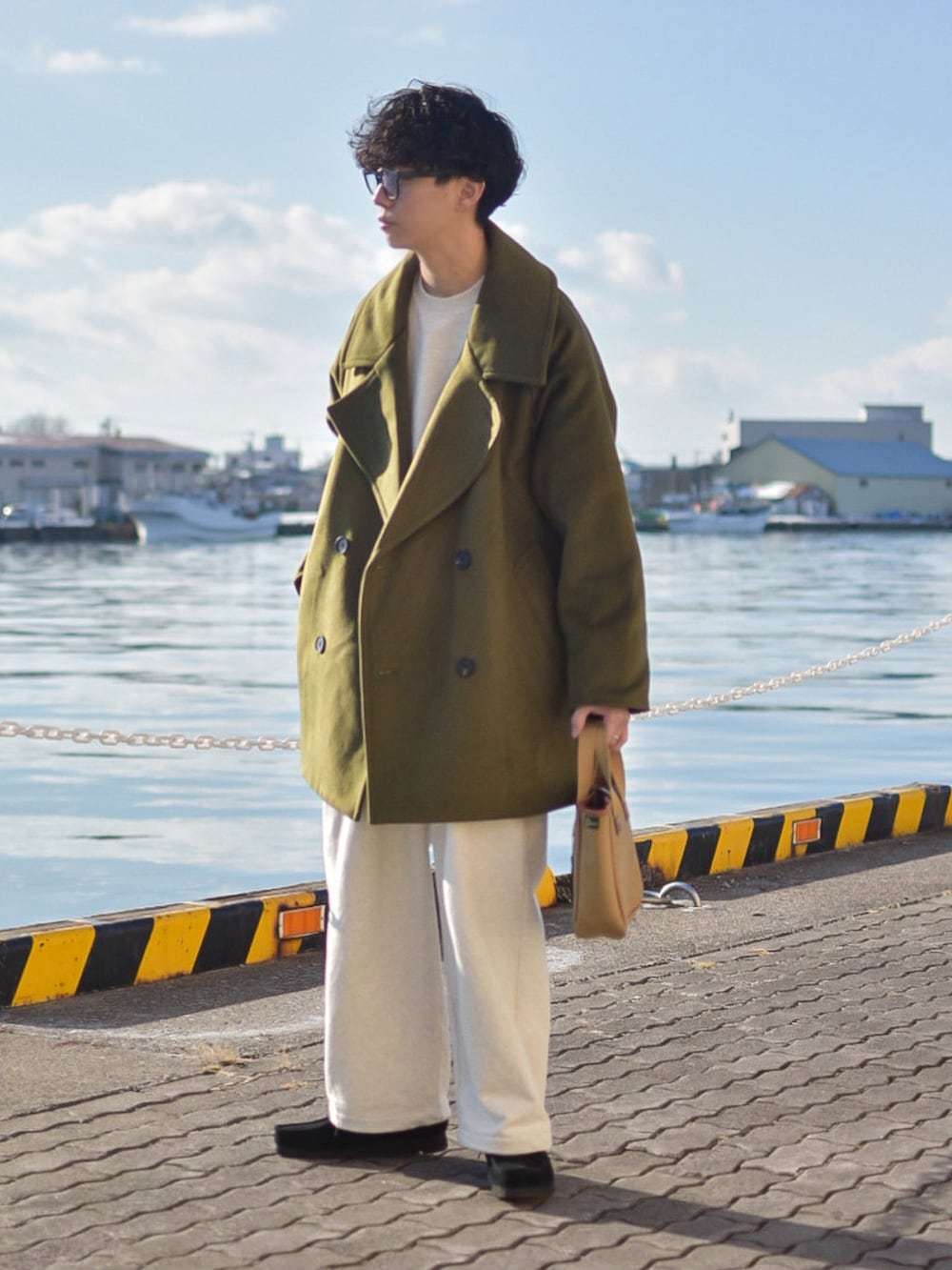 グリーン系のピーコート、グレー系のスウェット、ホワイト系のスウェットパンツを着用したメンズの冬コーディネートの2枚目の写真