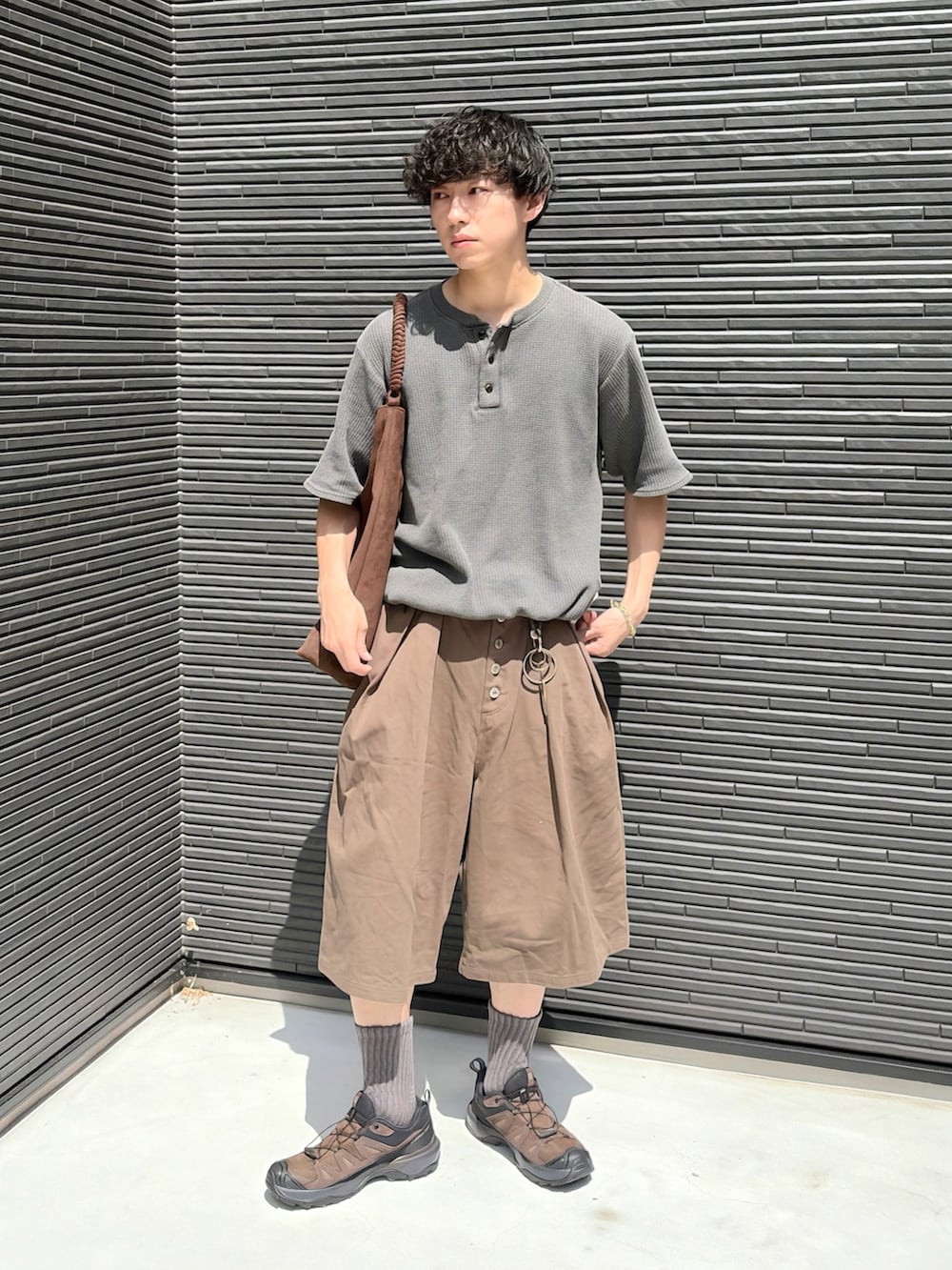 グレー系のTシャツ/カットソー、グリーン系のその他パンツ、ブラウン系のスニーカーを着用したメンズの夏コーディネートの2枚目の写真