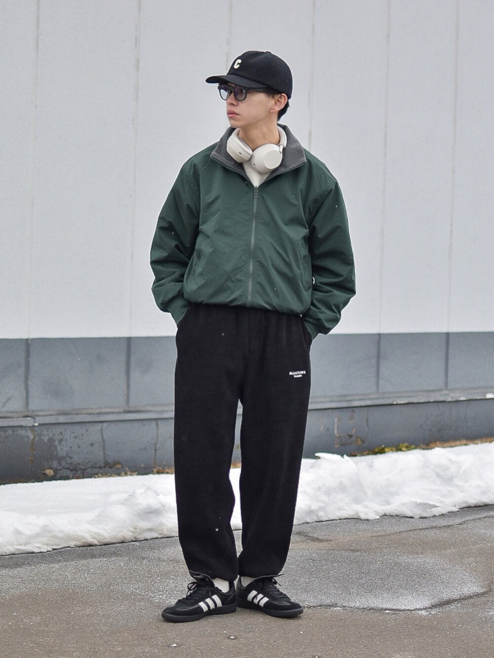 グレー系のジャケット/アウター、ブラック系のパンツ、ブラック系のキャップを着用したメンズの冬コーディネートの3枚目の写真
