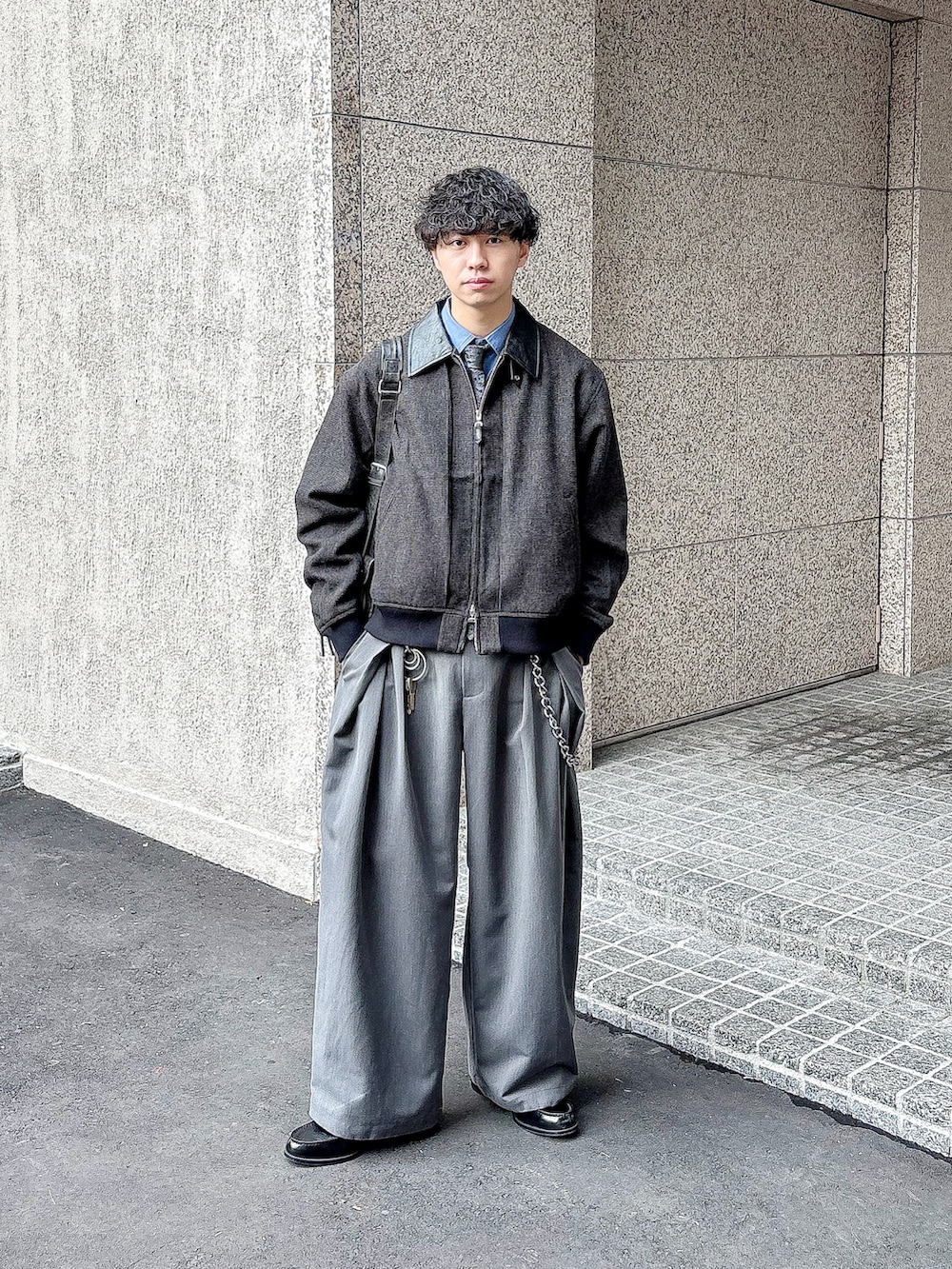 ブルー系のシャツ/ブラウス、ブラウン系のブルゾン、グレー系のスラックスを着用したメンズの秋コーディネートの4枚目の写真