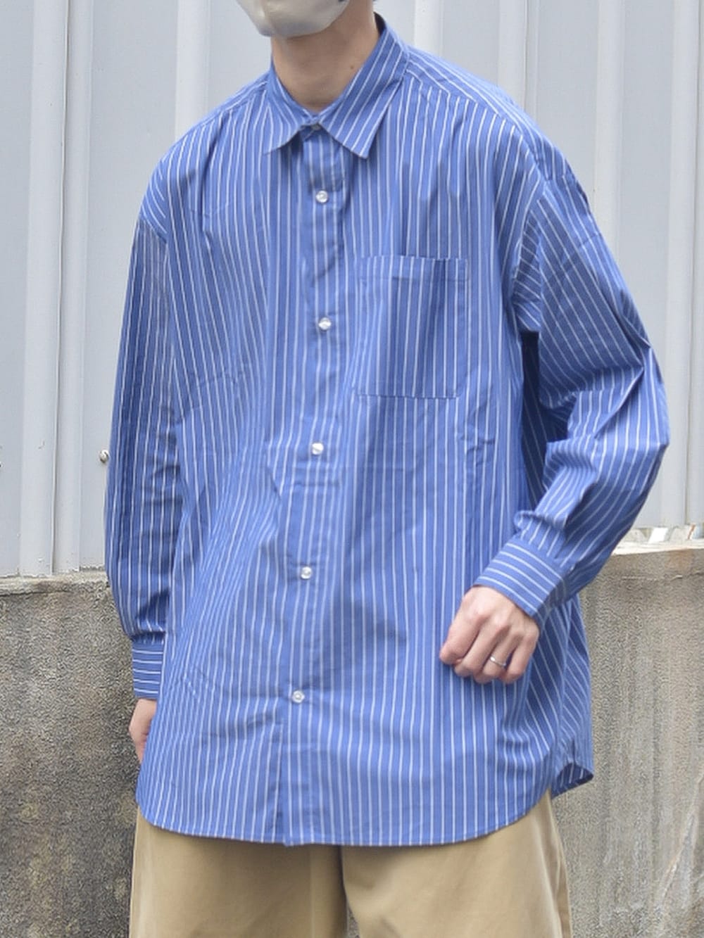 ブルー系のシャツ/ブラウス、ブラック系のモカシン/デッキシューズ、ベージュ系のその他パンツを着用したメンズの春コーディネートの5枚目の写真