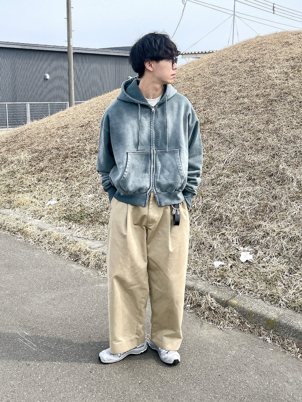 グレー系のパーカー、ベージュ系のその他パンツ、グレー系のスニーカーを着用したメンズの春コーディネートの2枚目の写真