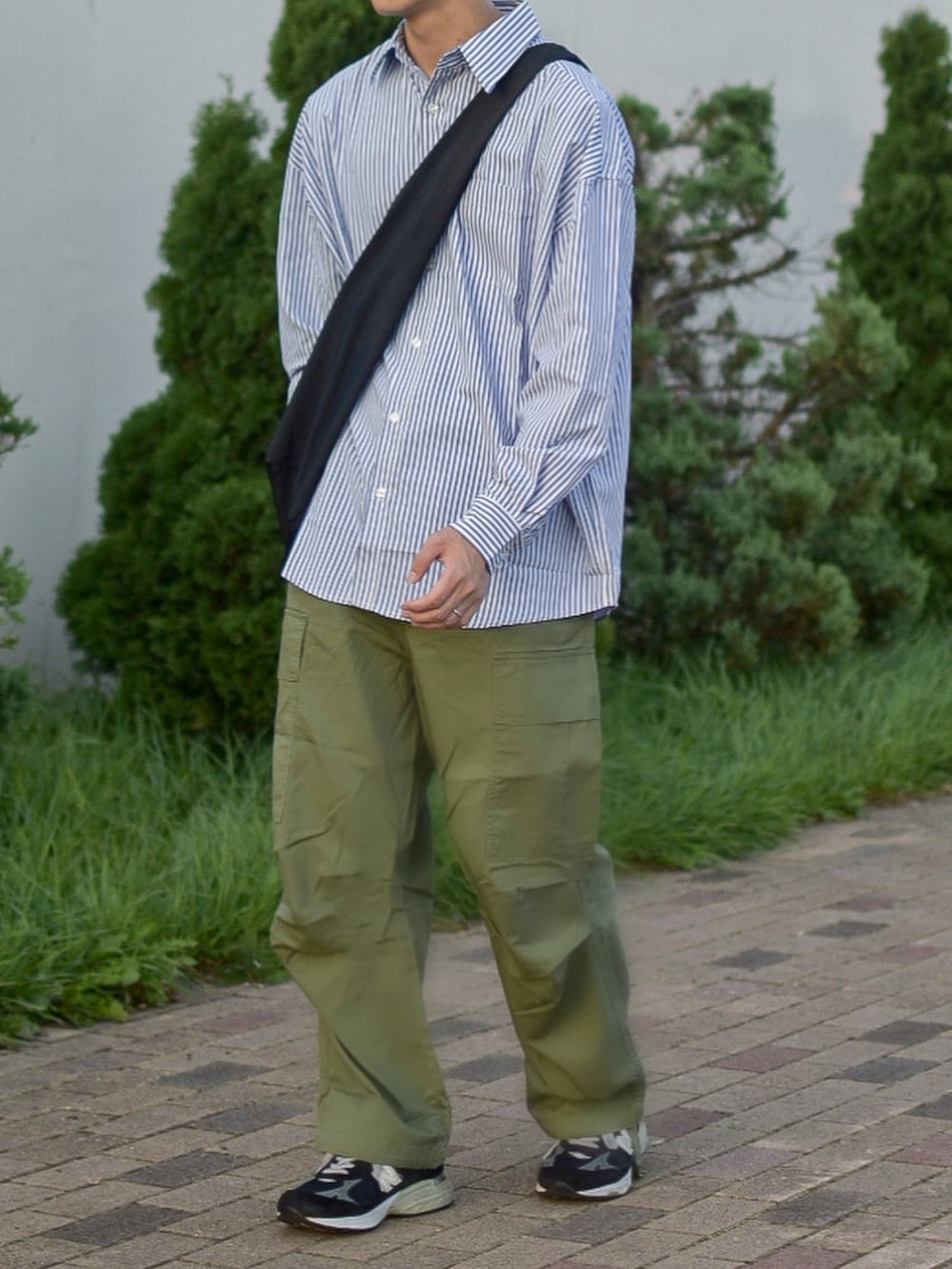 グリーン系のカーゴパンツ、ブルー系のシャツ/ブラウス、ブラック系のシューズを着用したメンズの秋コーディネートの5枚目の写真