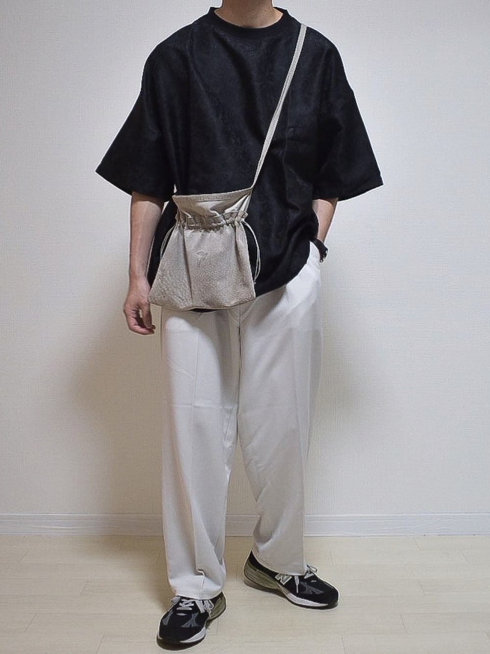 ブラック系のTシャツ/カットソー、グレー系のスラックス、ブラック系のシューズを着用したメンズの夏コーディネートの2枚目の写真