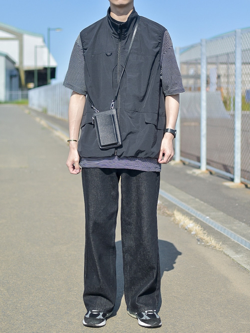 ブラック系のベスト、ブラック系のTシャツ/カットソー、ブラック系のデニムパンツを着用したメンズの夏コーディネートの2枚目の写真