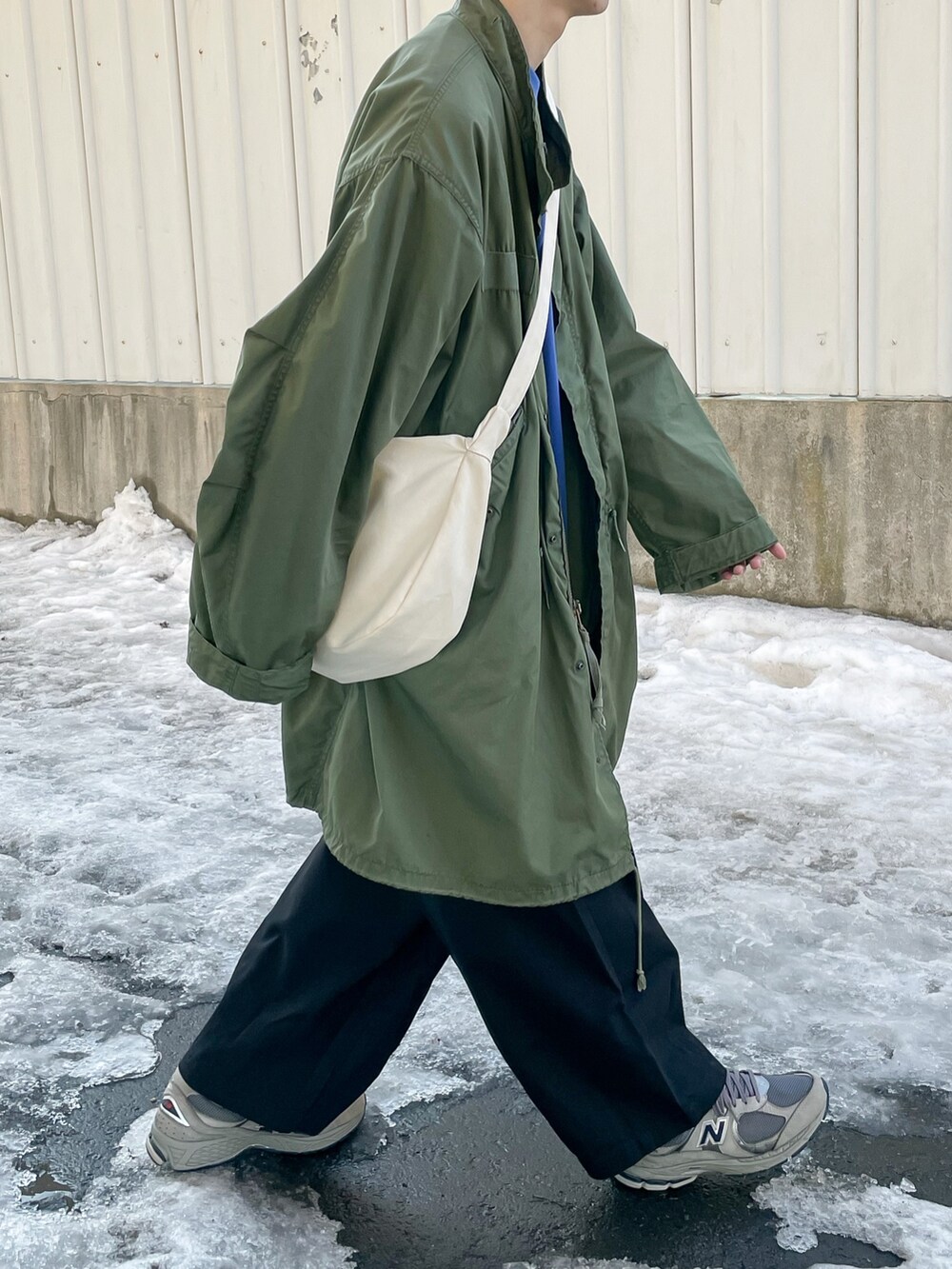 ブルー系のスウェット、ブラック系のチノパンツを着用したメンズの春コーディネートの5枚目の写真