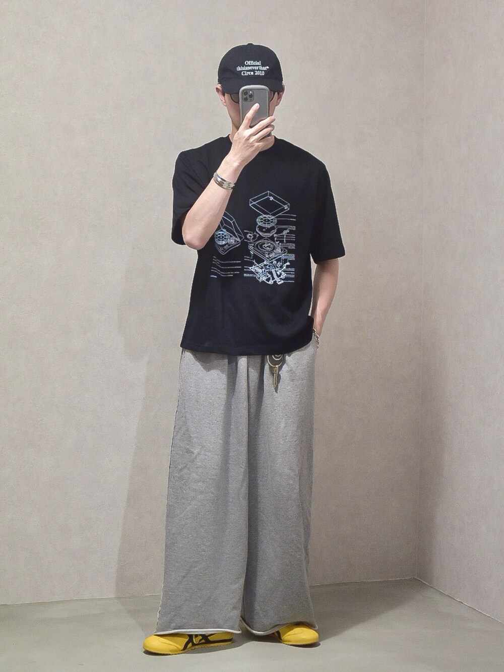ブラック系のTシャツ/カットソー、グレー系のスウェットパンツ、イエロー系のスニーカーを着用したメンズの夏コーディネートの4枚目の写真