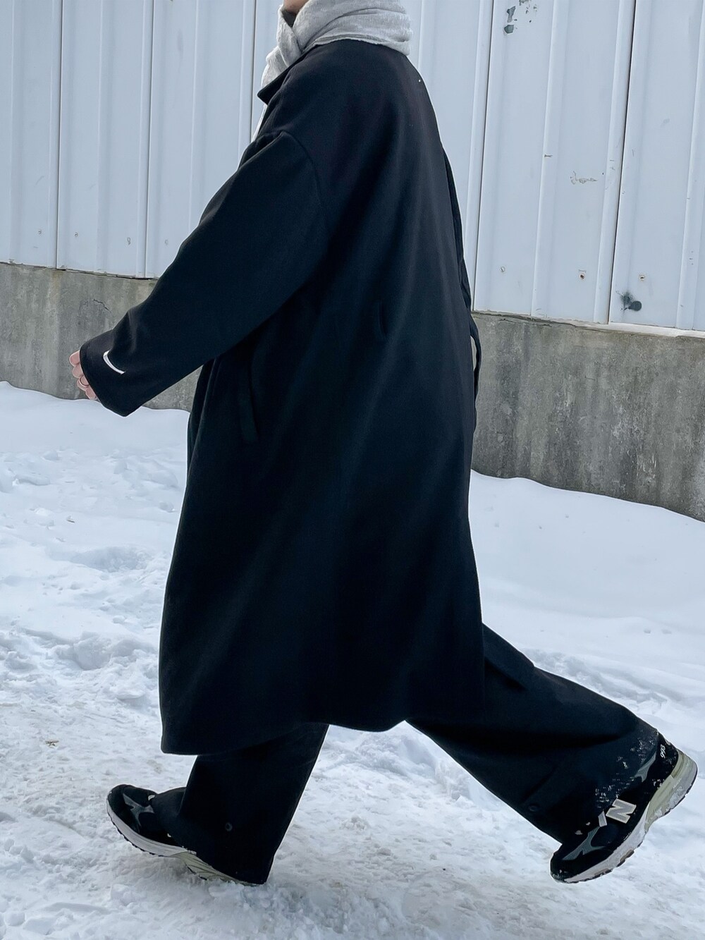 ブラック系のカーゴパンツ、ブラック系のトレンチコートを着用したメンズの冬コーディネートの5枚目の写真