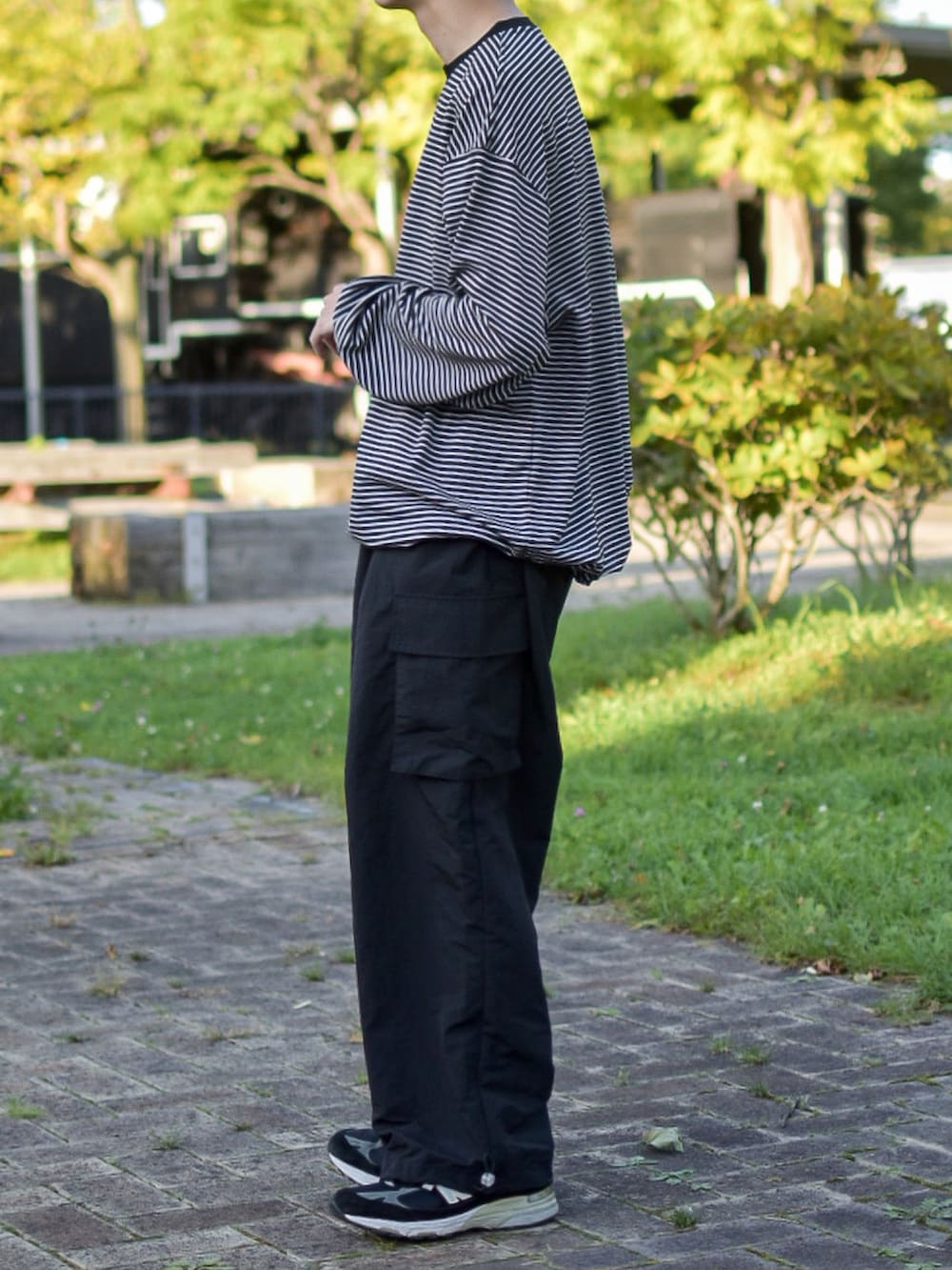 ブラック系のシューズ、ブラック系のカーゴパンツ、ブラック系のTシャツ/カットソーを着用したメンズの秋コーディネートの3枚目の写真