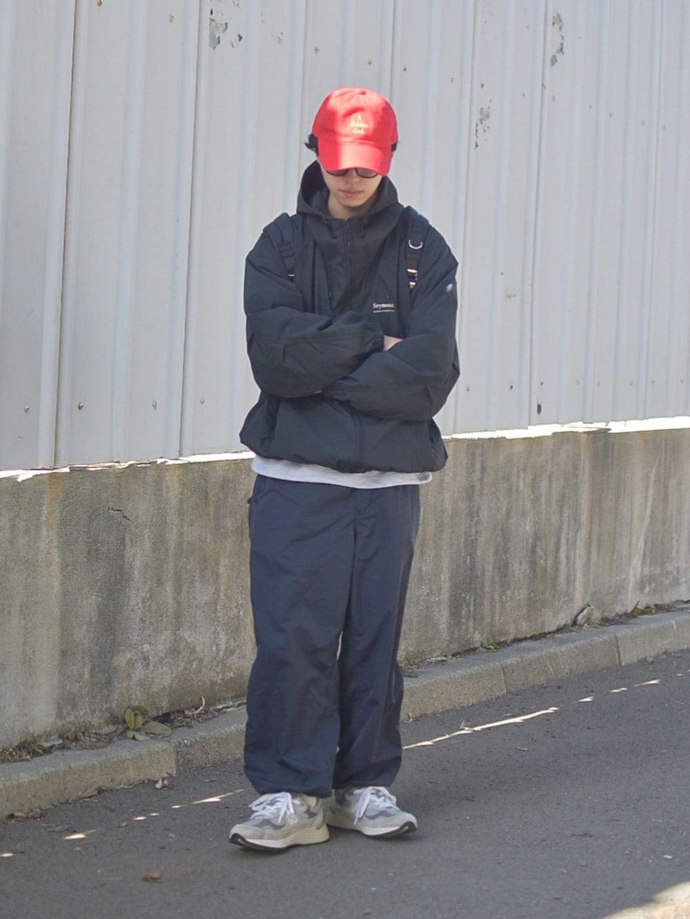 ブラック系のその他パンツ、ブラック系のバックパック/リュック、グレー系のスニーカーを着用したメンズの春コーディネートの2枚目の写真