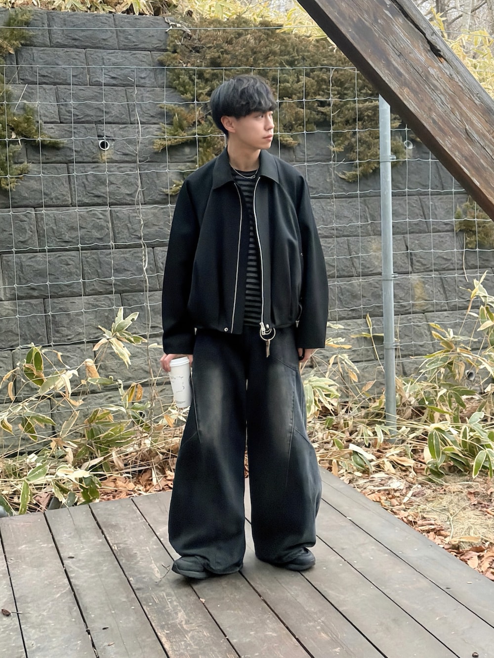 ブラック系のデニムパンツ、ブラック系のTシャツ/カットソー、その他のブルゾンを着用したメンズの春コーディネートの3枚目の写真