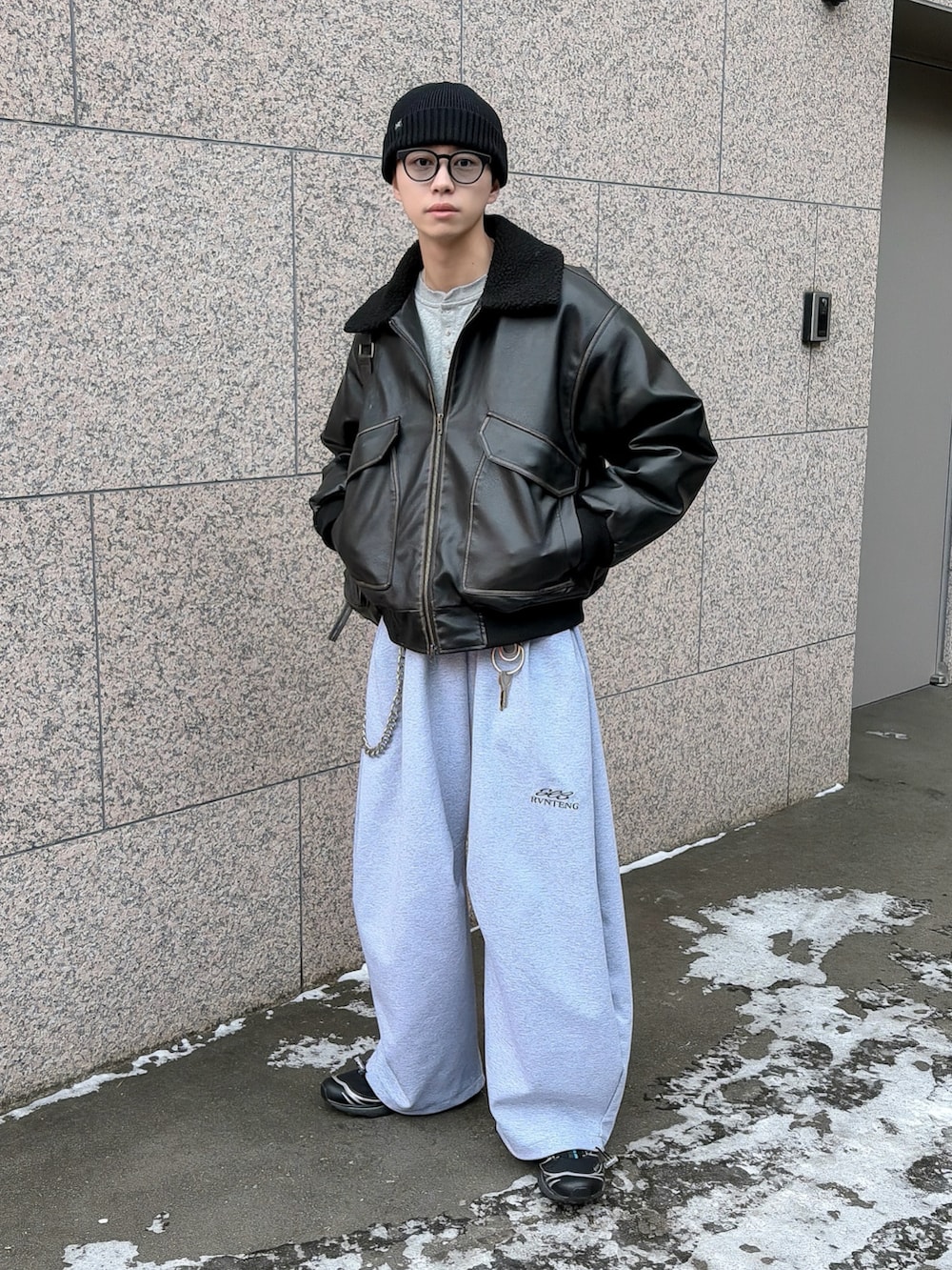 ブラック系のブルゾン、グレー系のスウェット、グレー系のスウェットパンツを着用したメンズの冬コーディネートの2枚目の写真