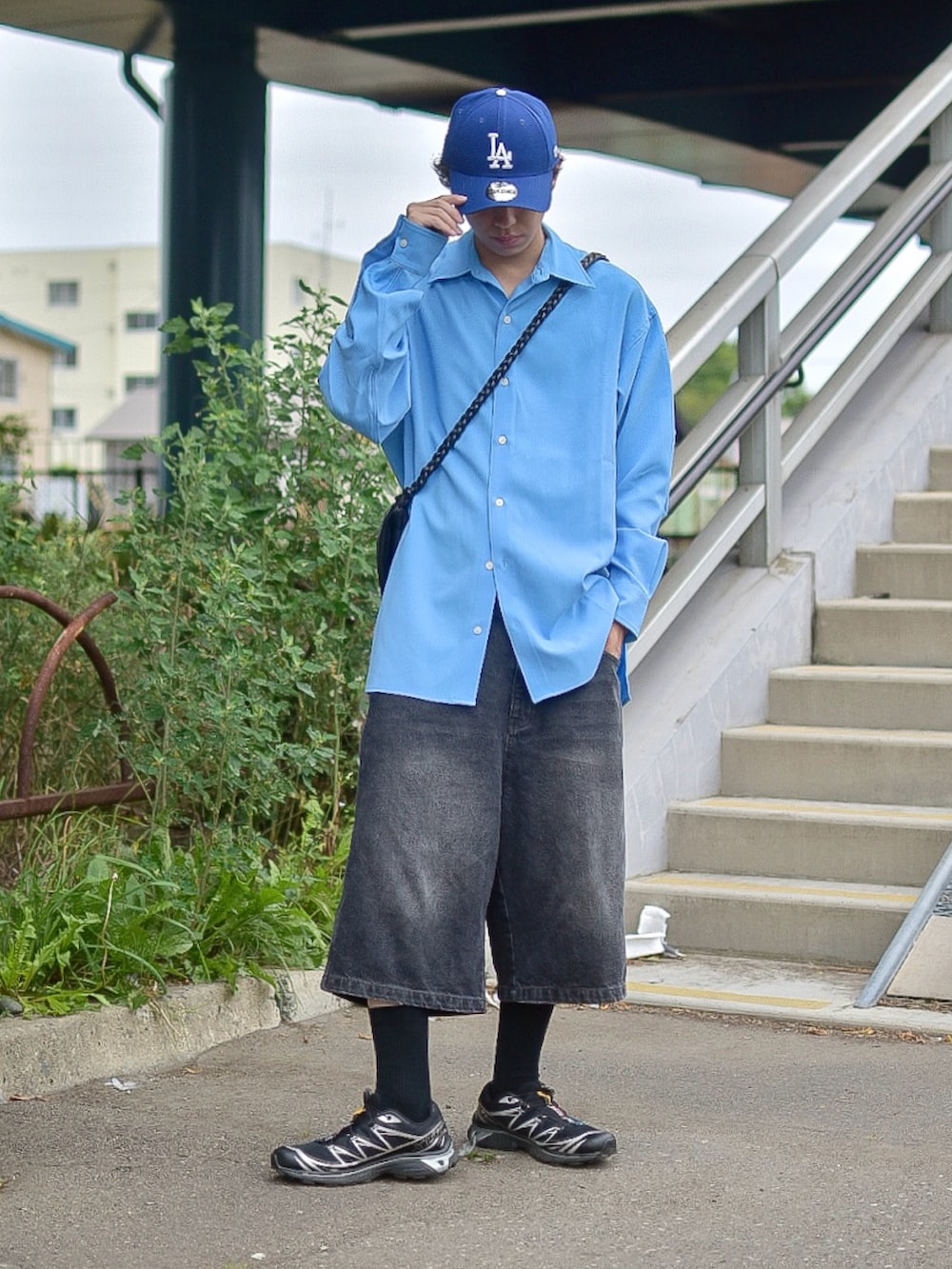 ブラック系のショルダーバッグ、ブルー系のシャツ/ブラウス、ブラック系のその他パンツを着用したメンズの夏コーディネートの2枚目の写真