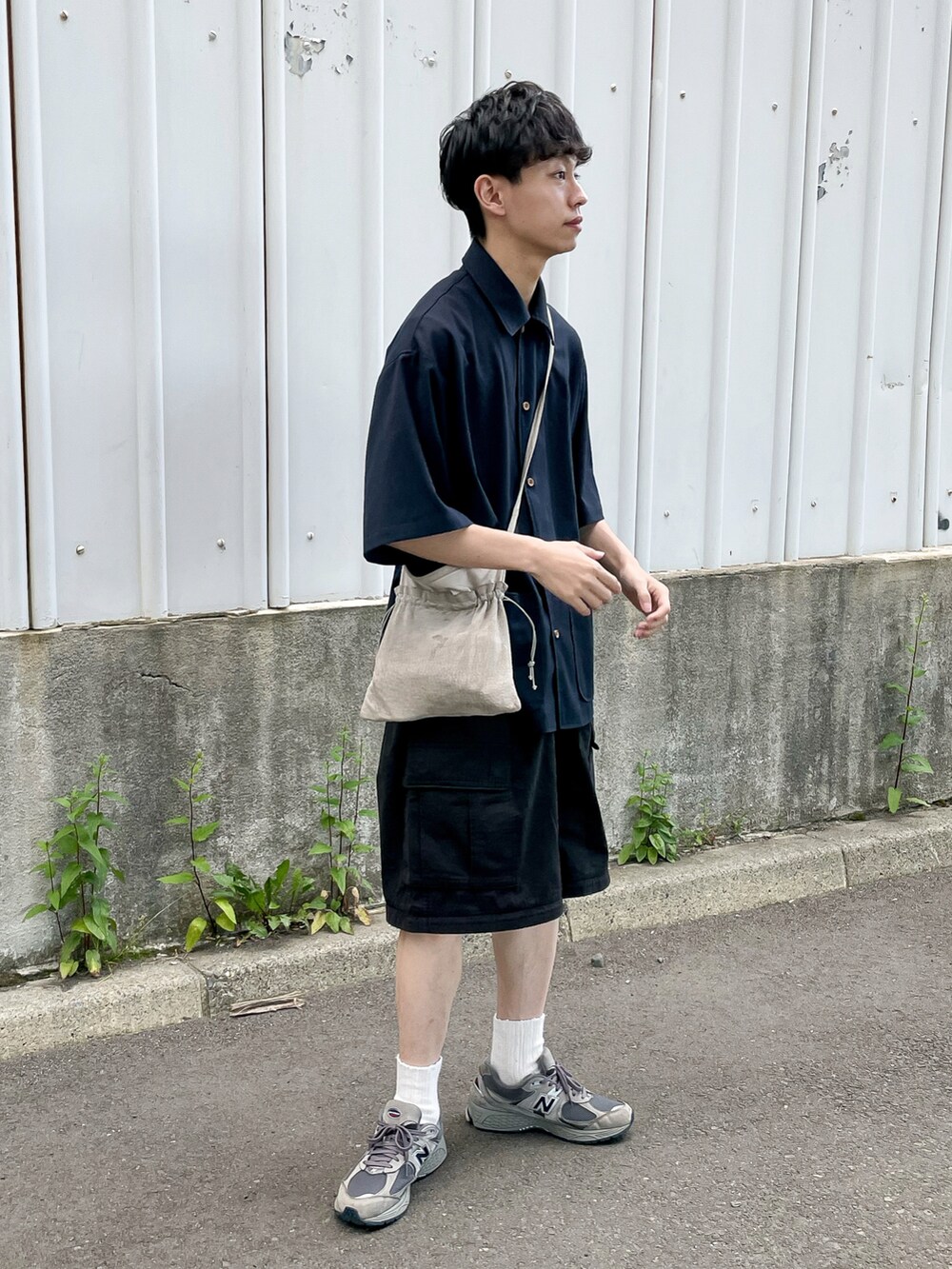 グレー系のシャツ/ブラウス、ブラック系のカーゴパンツ、グレー系のスニーカーを着用したメンズの夏コーディネートの5枚目の写真