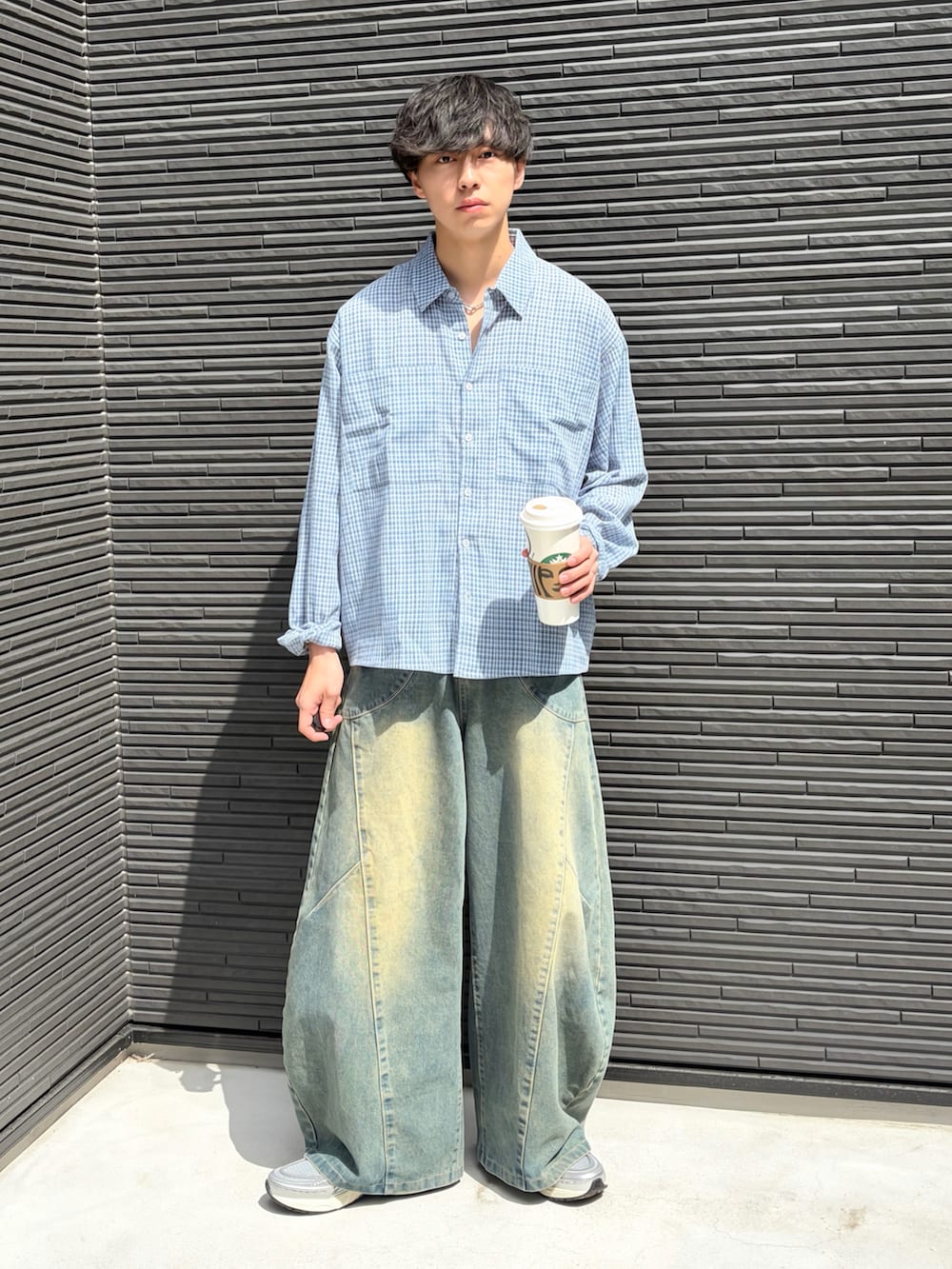 ブルー系のシャツ/ブラウス、ブルー系のデニムパンツ、シルバー系のローファーを着用したメンズの春コーディネートの2枚目の写真