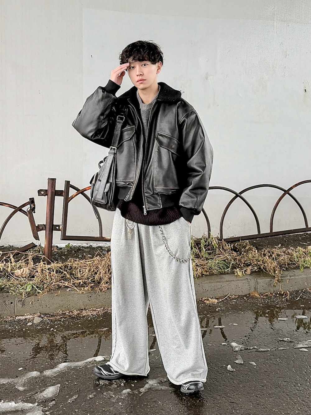 ブラック系のニット/セーター、ブラック系のブルゾン、グレー系のスウェットパンツを着用したメンズの冬コーディネートの5枚目の写真