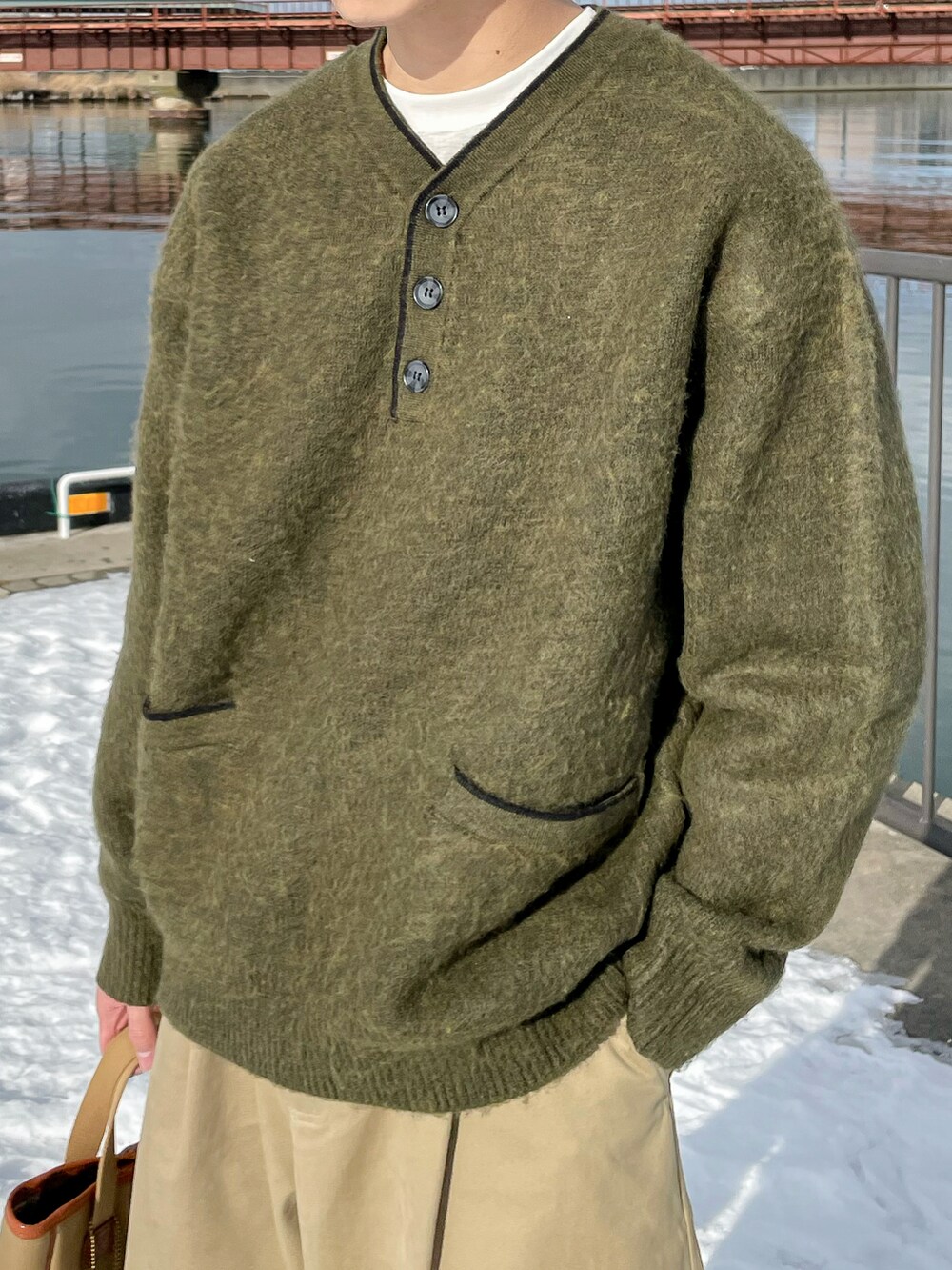 グリーン系のニット/セーター、グレー系のジャケット/アウター、ベージュ系のその他パンツを着用したメンズの冬コーディネートの5枚目の写真