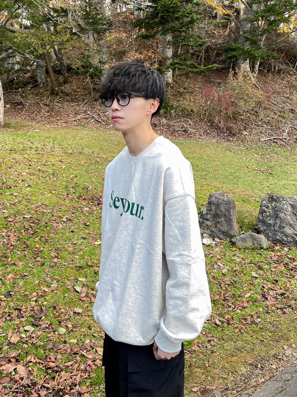 ホワイト系のスウェット、ブラック系のカーゴパンツを着用したメンズの秋コーディネートの2枚目の写真