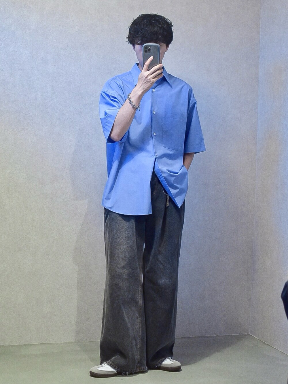 ブルー系のシャツ/ブラウス、ブラック系のデニムパンツ、ホワイト系のスニーカーを着用したメンズの夏コーディネートの3枚目の写真