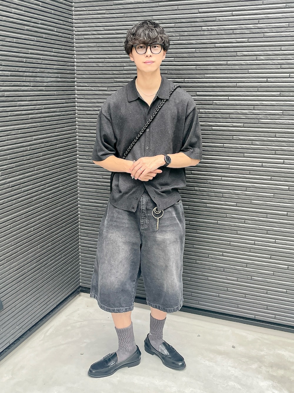 グレー系のシャツ/ブラウス、ブラック系のその他パンツ、ブラック系のローファーを着用したメンズの夏コーディネートの2枚目の写真