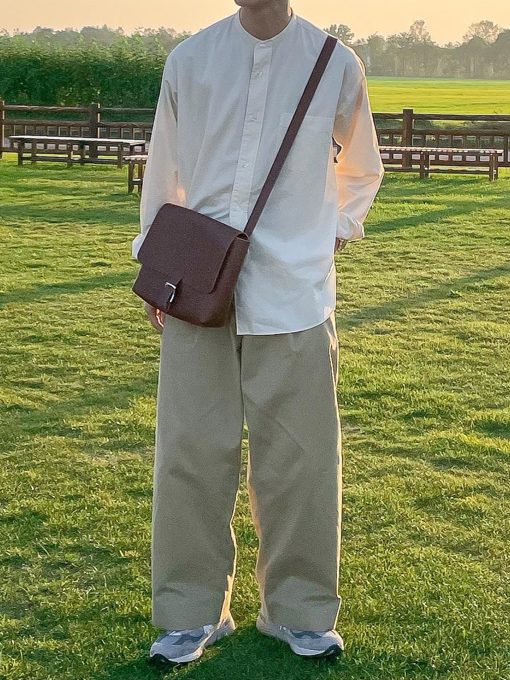 ブラウン系のショルダーバッグ、ベージュ系のその他パンツ、ベージュ系のシャツ/ブラウスを着用したメンズの秋コーディネートの3枚目の写真