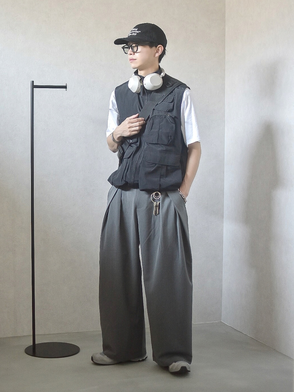 たいがさんの「3TUCK WIDE BALLOON TROUSERS / 3タックワイドバルーントラウザー（soerte）」を使ったコーディネートの2枚目の写真