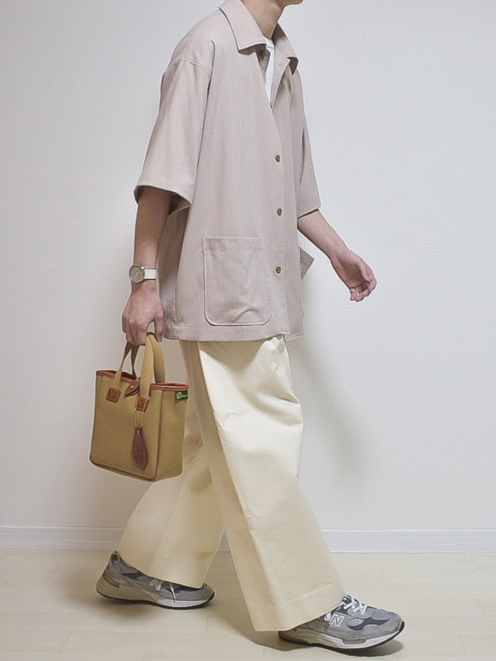 ベージュ系のシャツ/ブラウス、ホワイト系のチノパンツ、グリーン系のトートバッグを着用したメンズの夏コーディネートの2枚目の写真