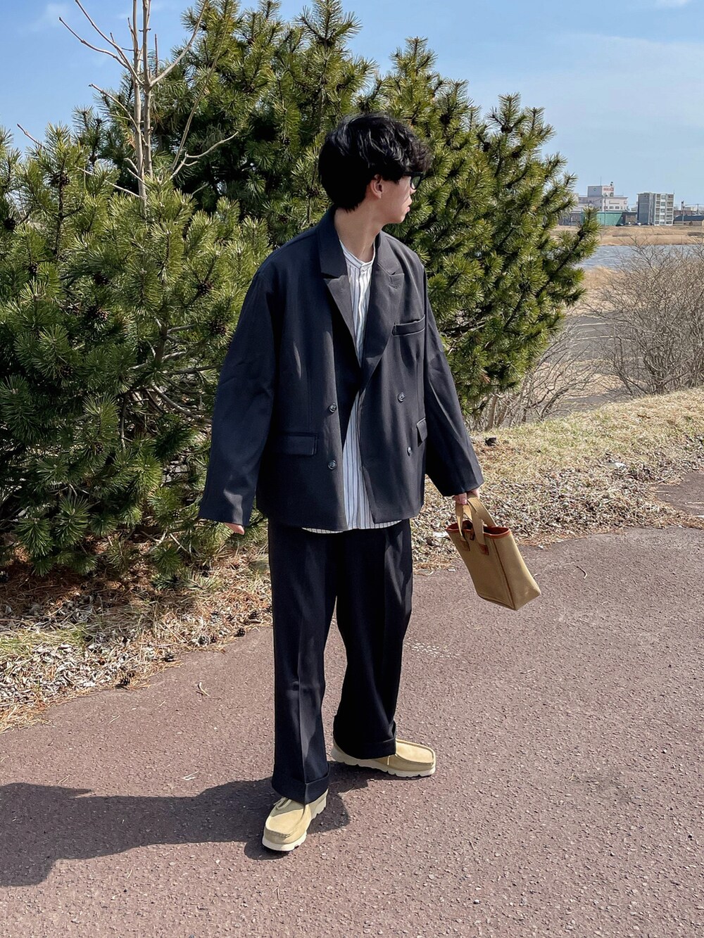 グレー系のテーラードジャケット、グレー系のスラックス、ホワイト系のシャツ/ブラウスを着用したメンズの春コーディネートの3枚目の写真