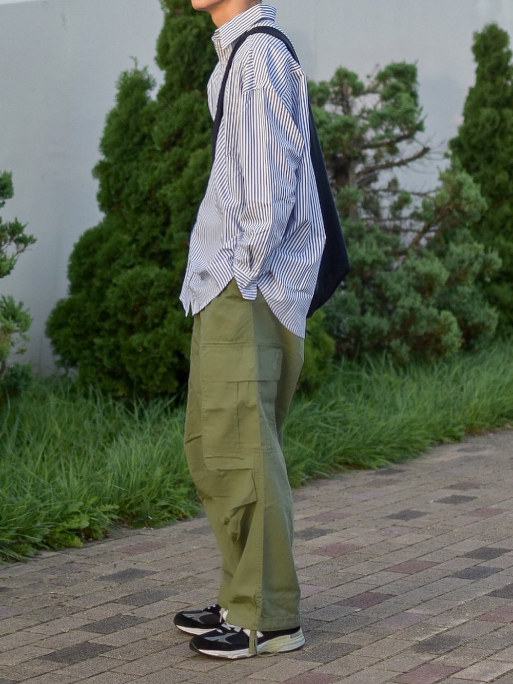 グリーン系のカーゴパンツ、ブルー系のシャツ/ブラウス、ブラック系のシューズを着用したメンズの秋コーディネートの3枚目の写真