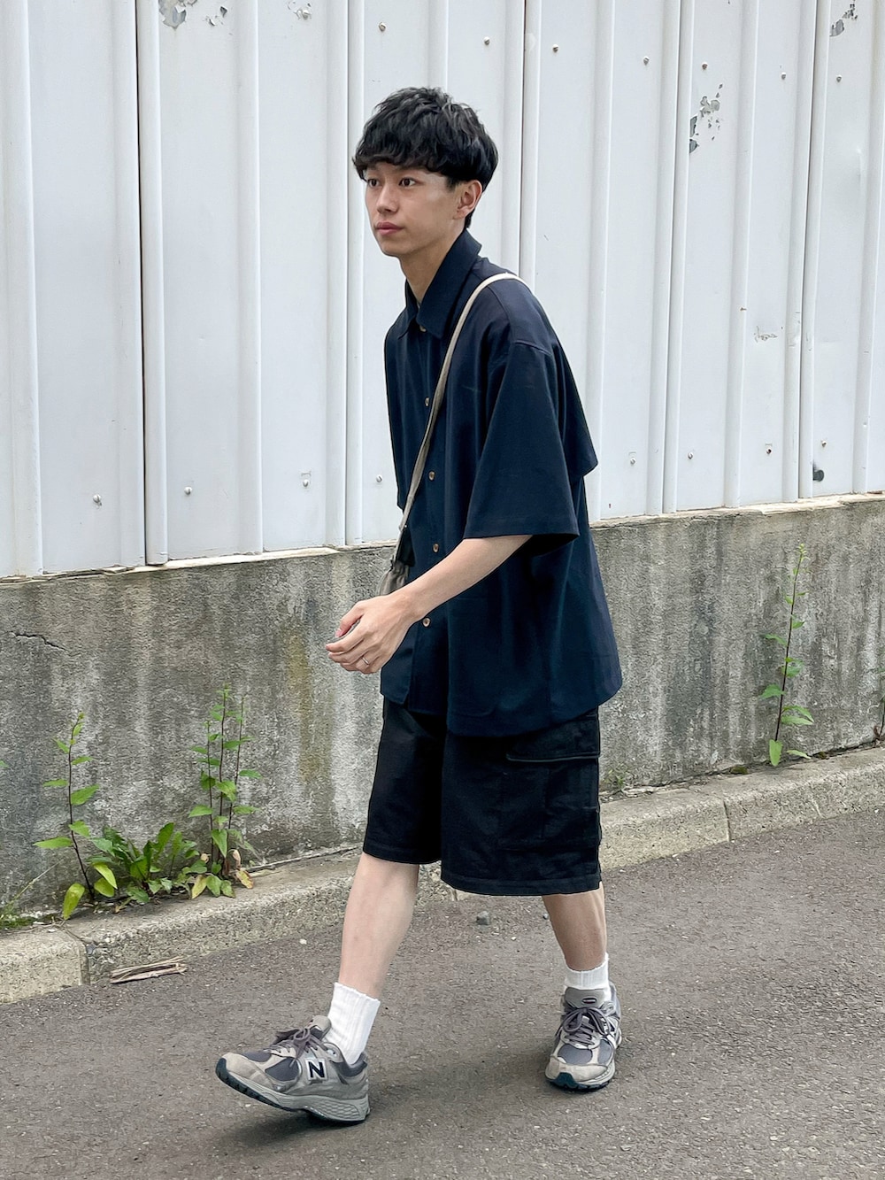 グレー系のシャツ/ブラウス、ブラック系のカーゴパンツ、グレー系のスニーカーを着用したメンズの夏コーディネートの2枚目の写真