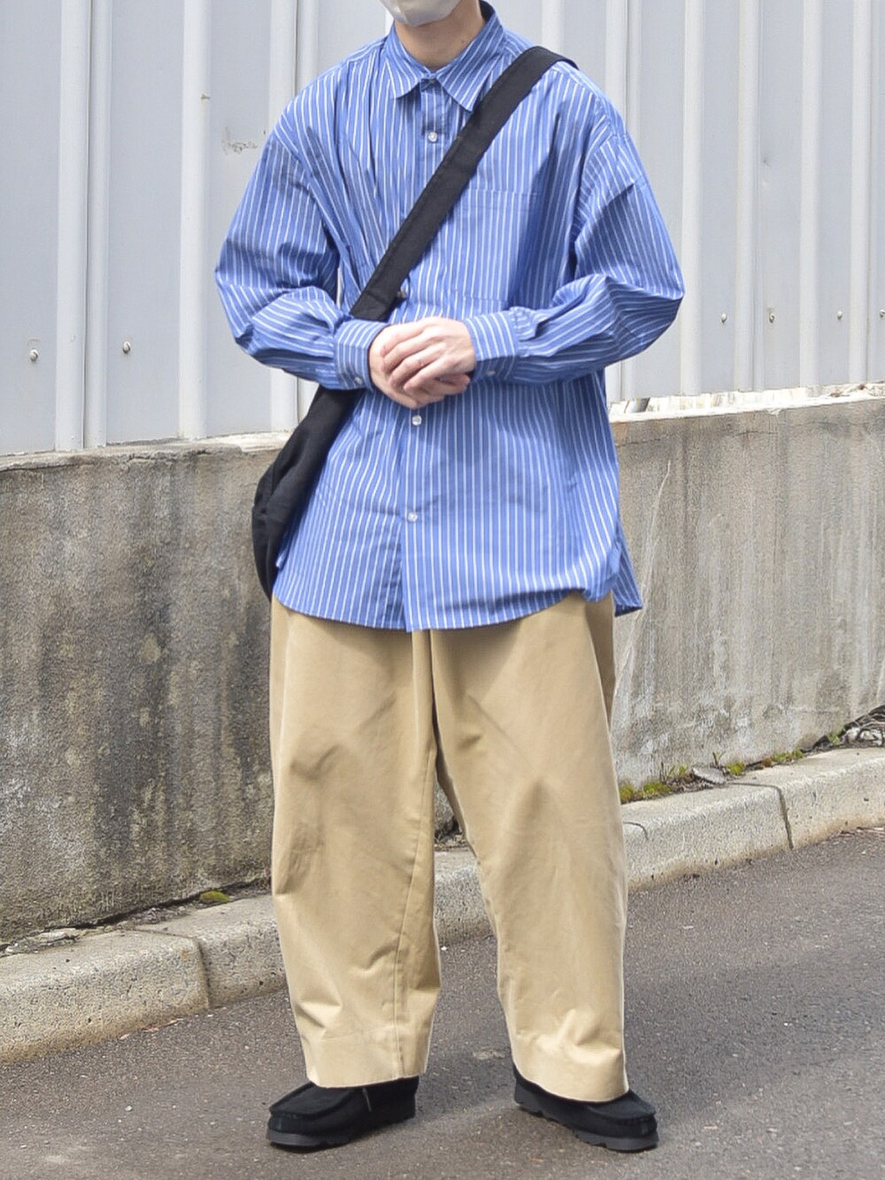 ブルー系のシャツ/ブラウス、ブラック系のモカシン/デッキシューズ、ベージュ系のその他パンツを着用したメンズの春コーディネートの2枚目の写真