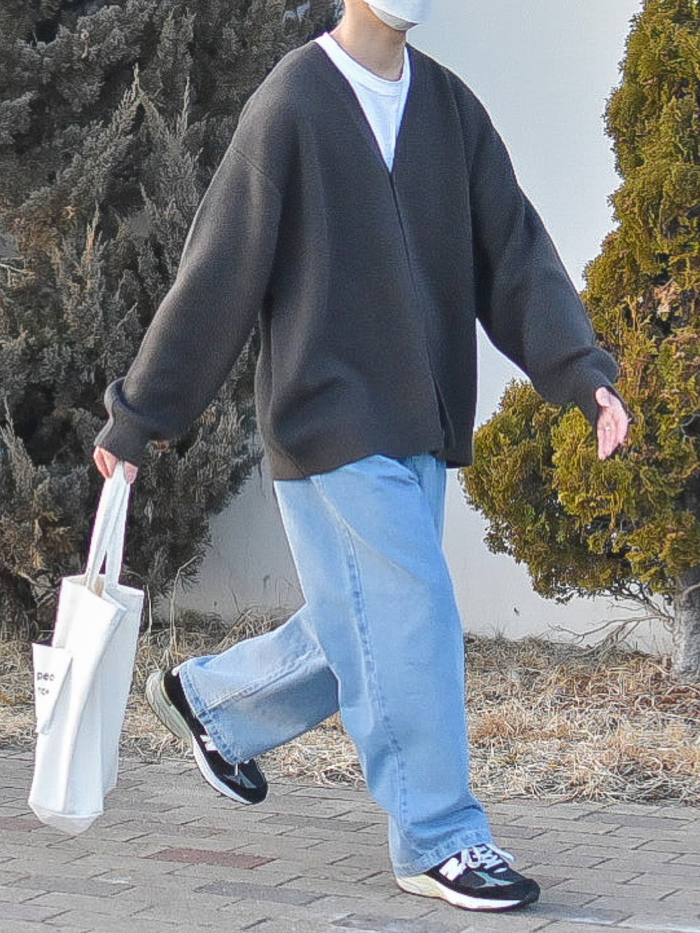 グレー系のカーディガン/ボレロ、ブルー系のデニムパンツ、ブラック系のシューズを着用したメンズの冬コーディネートの2枚目の写真