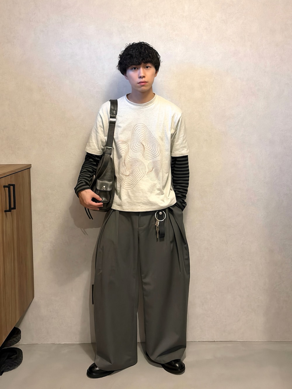 ブラック系のドレスシューズ、ホワイト系のTシャツ/カットソー、ブラック系のTシャツ/カットソーを着用したメンズの夏コーディネートの2枚目の写真