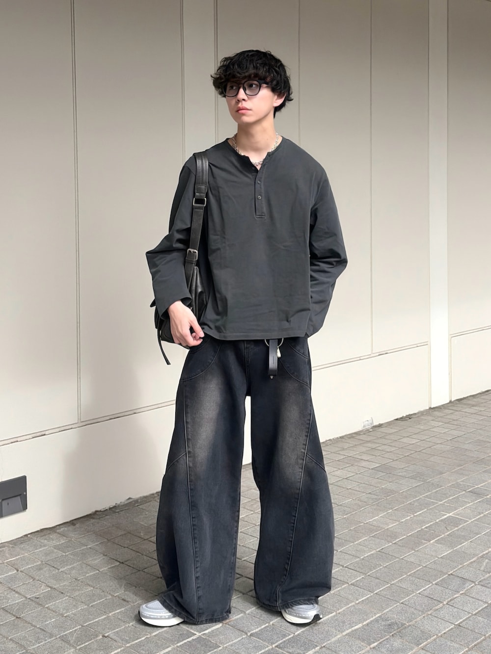 グレー系のTシャツ/カットソー、ブラック系のデニムパンツ、シルバー系のローファーを着用したメンズの春コーディネートの3枚目の写真