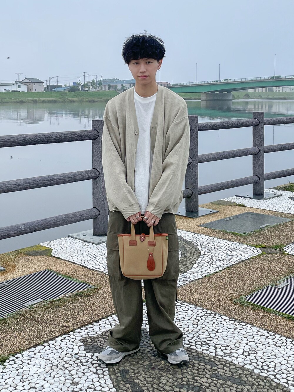 「WEARyouthコーデ、RUUBON、カーディガン、カーゴパンツ、ミリタリー、ニューバランス、ミニバッグ、アースカラー、秋コーデ、お出かけコーデ、秋服準備はじめました、大人カジュアル、ゆるコーデ、シンプルコーデ、オトナカジュアル」｜「RUUBONの【RUUBON】rustic heavy weight cardigan / ラスティック ヘビーウエイト カーディガン（カーディガン/ボレロ、ベージュ系）」を使った、たいがさん（メンズ・172cm）の秋コーディネートの4枚目の写真