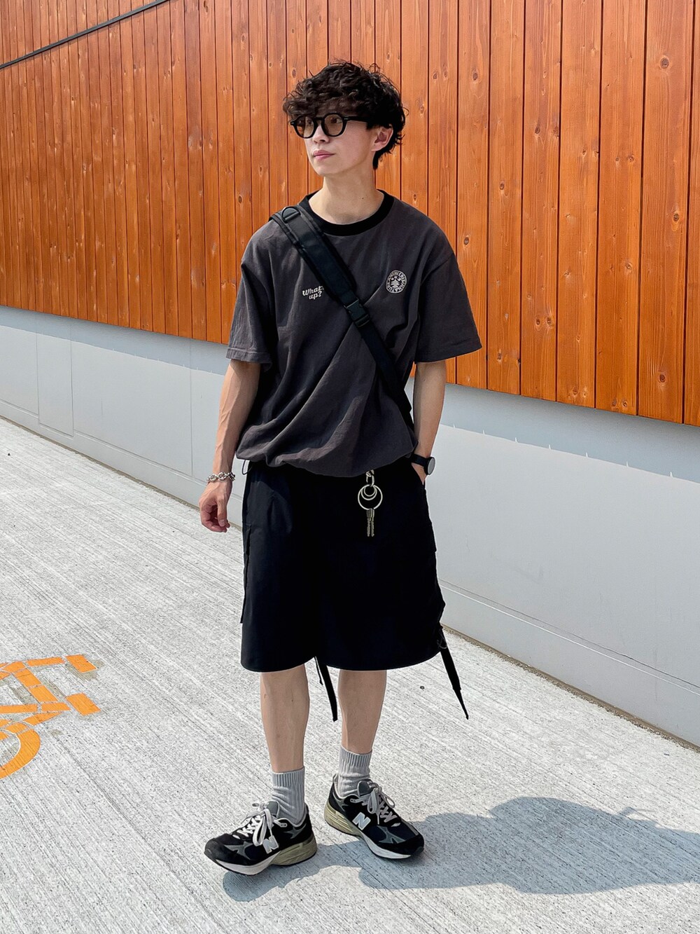 ブラック系のカーゴパンツ、ブラック系のTシャツ/カットソー、ブラック系のショルダーバッグを着用したメンズの夏コーディネートの2枚目の写真