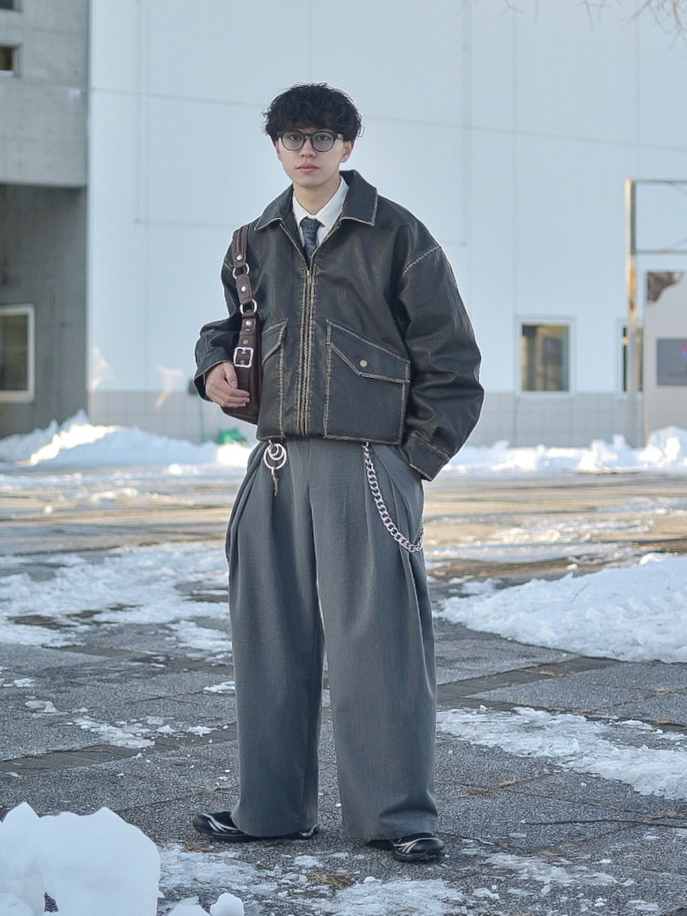 ブラック系のライダースジャケット、ホワイト系のシャツ/ブラウス、ブラック系のネクタイを着用したメンズの冬コーディネートの4枚目の写真