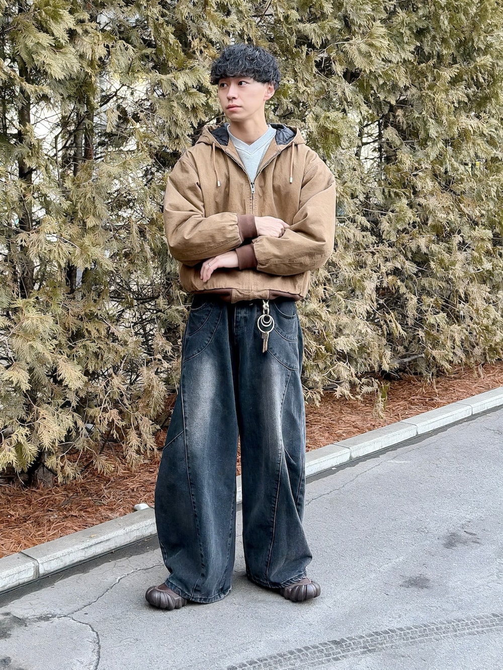 ブラウン系のその他アウター、グレー系のスウェット、ブラック系のデニムパンツを着用したメンズの冬コーディネートの2枚目の写真