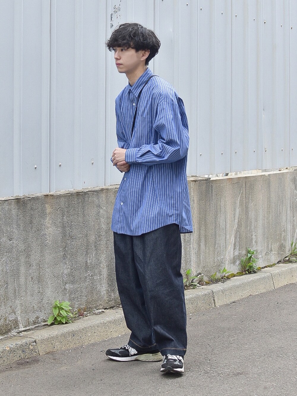 ブルー系のシャツ/ブラウス、ブルー系のデニムパンツを着用したメンズの春コーディネートの2枚目の写真