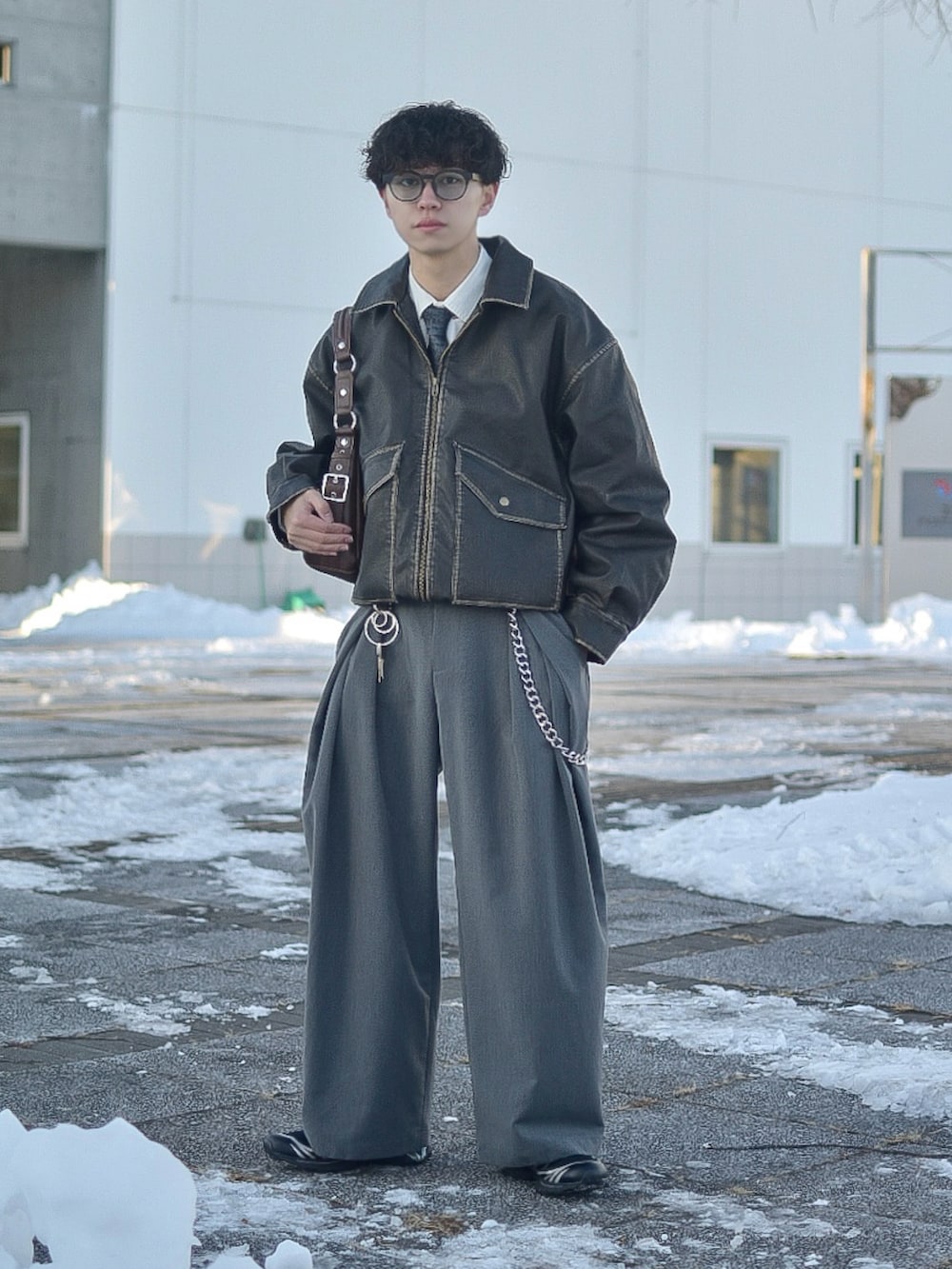 ブラック系のライダースジャケット、ホワイト系のシャツ/ブラウス、ブラック系のネクタイを着用したメンズの冬コーディネートの2枚目の写真